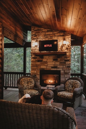 Interior - Secluded ~ Creek ~ Hot Tub ~ Patio ~ EV Charger (Broken Bow)