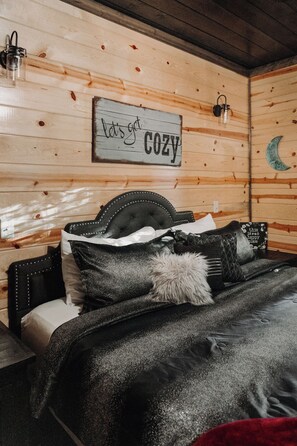 1 bedroom, iron/ironing board, bed sheets - Secluded ~ Creek ~ Hot Tub ~ Patio ~ EV Charger (Broken Bow)
