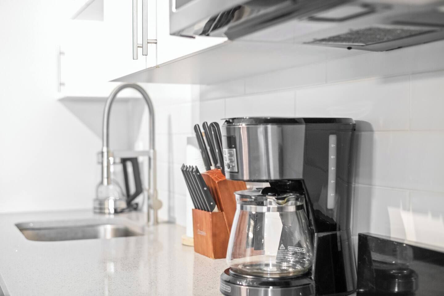 Cafetière-théière, réfrigérateur, four à micro-ondes, surface de cuisson