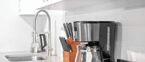 Wasserkocher mit Kaffee-/Teezubehör, Kühlschrank, Mikrowelle, Herdplatte