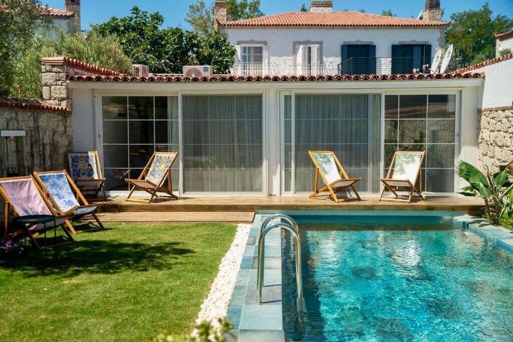 Piscine extérieure, parasols de plage, chaises longues