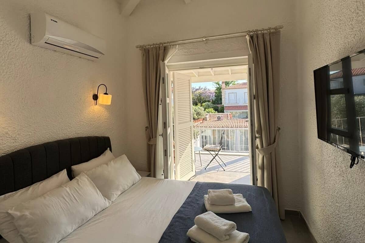 Superior Room, City View | In-room safe, laptop workspace, blackout drapes, soundproofing
