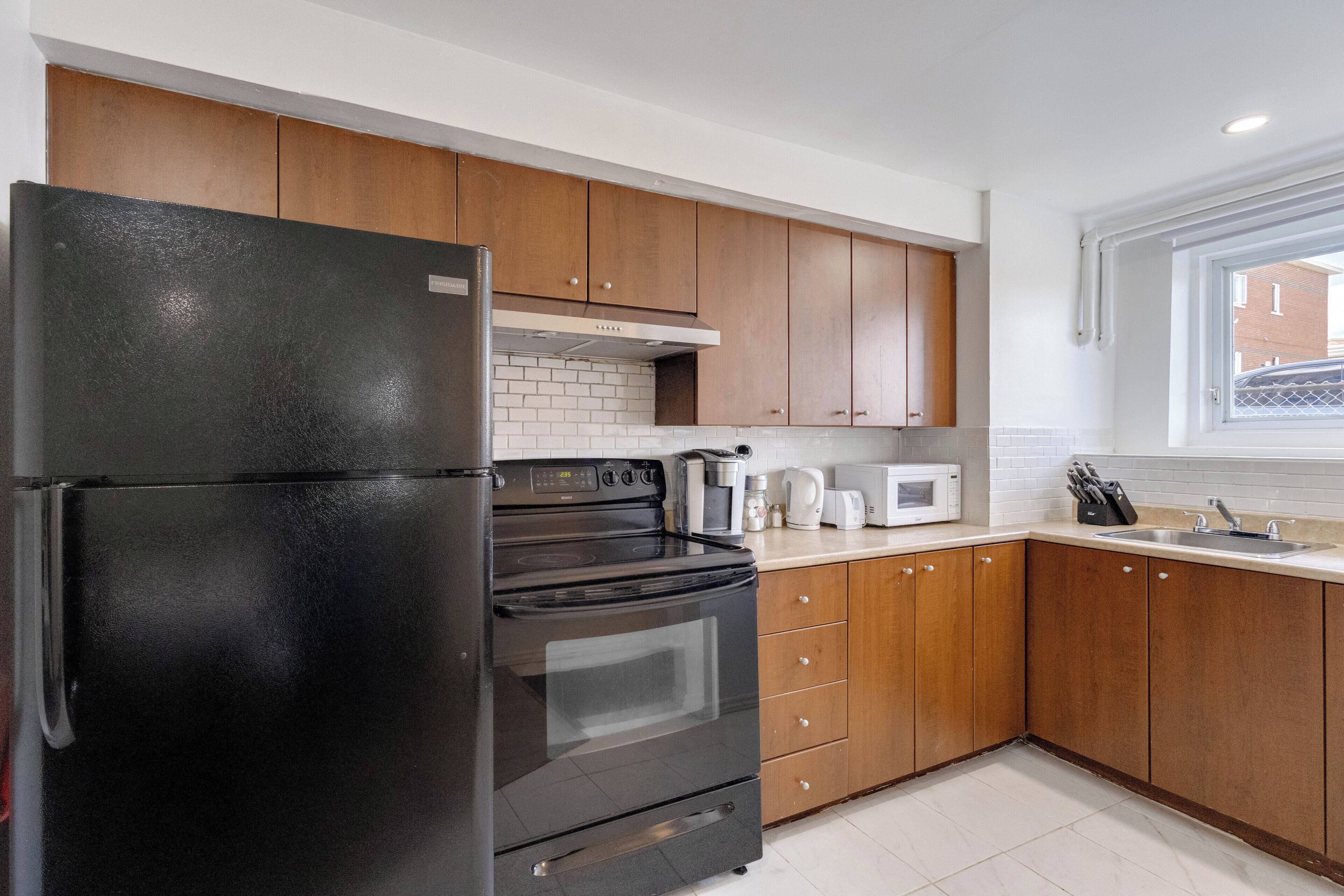 Coffee/tea maker, fridge, microwave, oven