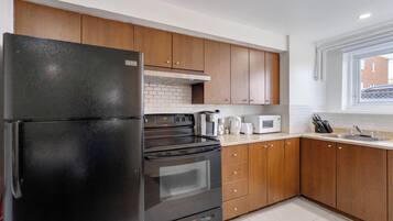 Coffee/tea maker, fridge, microwave, oven