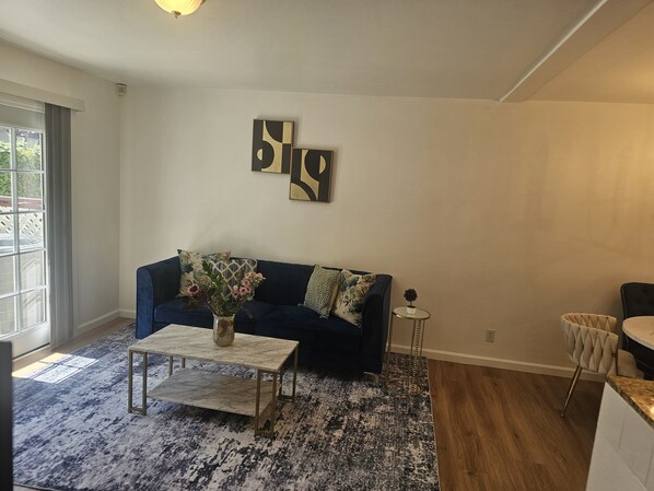 Living area - 2-bedroom townhome in fabulous Inglewood with AC and comfort (Inglewood)