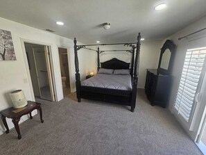 Room - 2-bedroom townhome in fabulous Inglewood with AC and comfort (Inglewood)