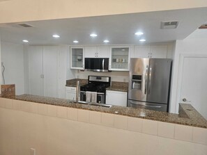 Private kitchen - 2-bedroom townhome in fabulous Inglewood with AC and comfort (Inglewood)