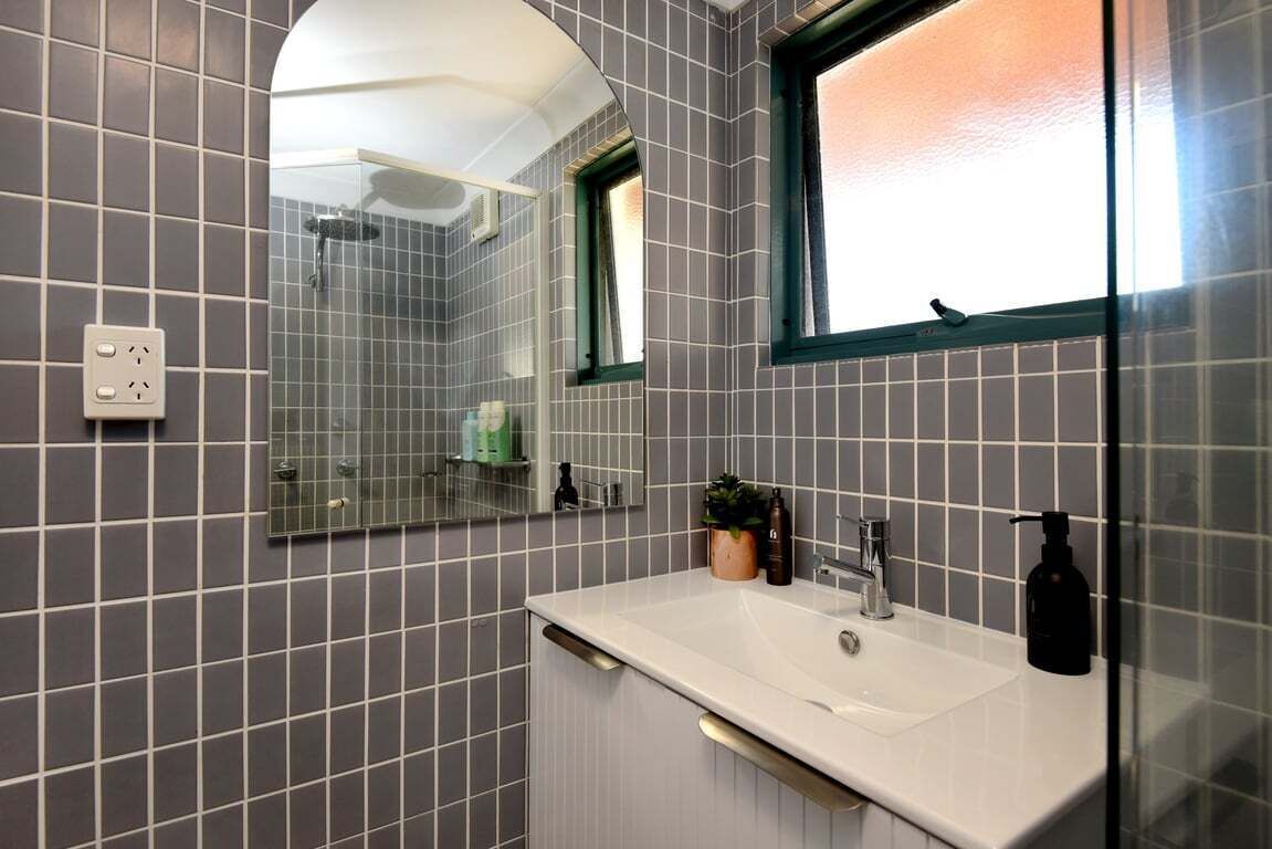Sèche-cheveux, serviettes fournies, shampoing, papier toilette