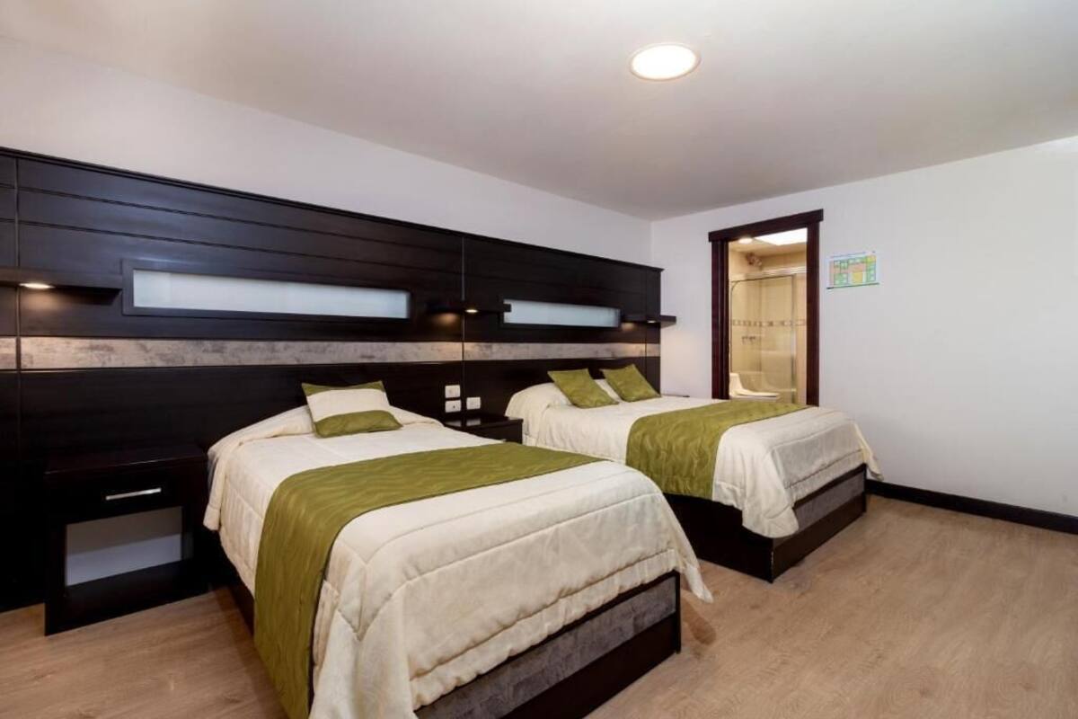 Habitación Confort con 2 camas individuales | Espacio para trabajar con un portátil y tabla de planchar con plancha