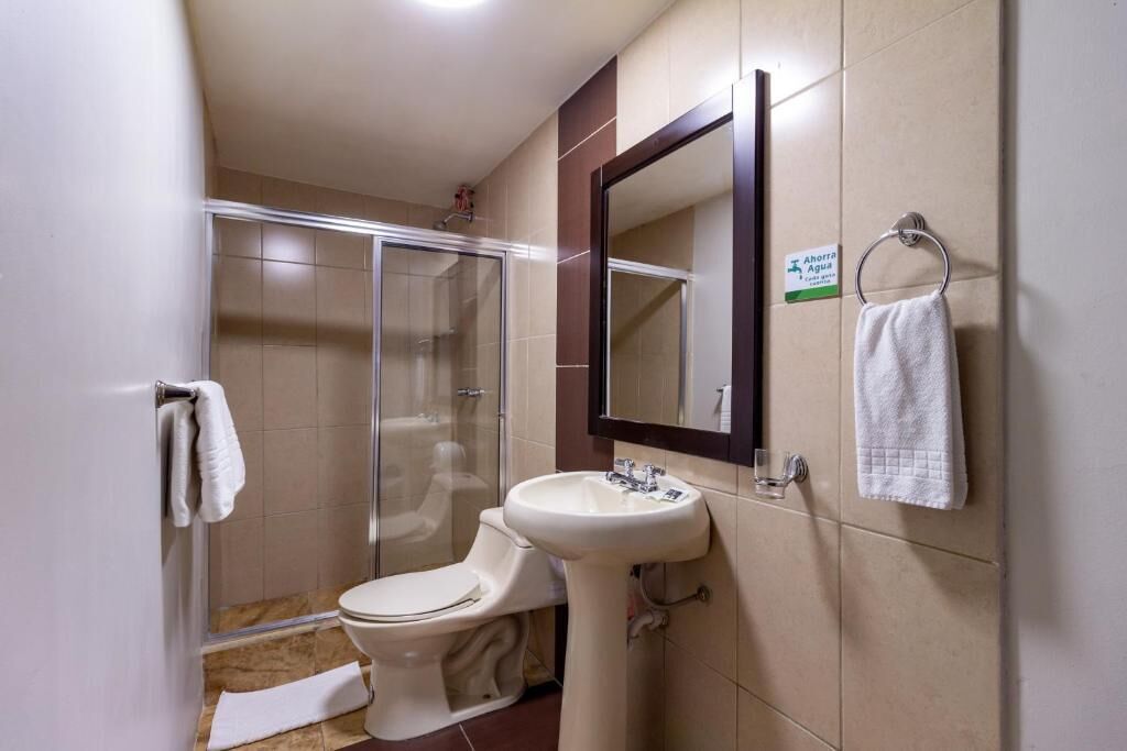 Ducha, artículos de tocador gratuitos, secador de pelo, jabón