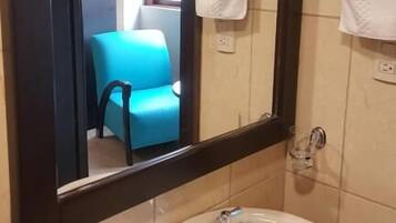 Phòng Suite tiện nghi đơn giản | Phòng tắm | Buồng tắm vòi sen, đồ dùng nhà tắm miễn phí, máy sấy tóc, xà phòng