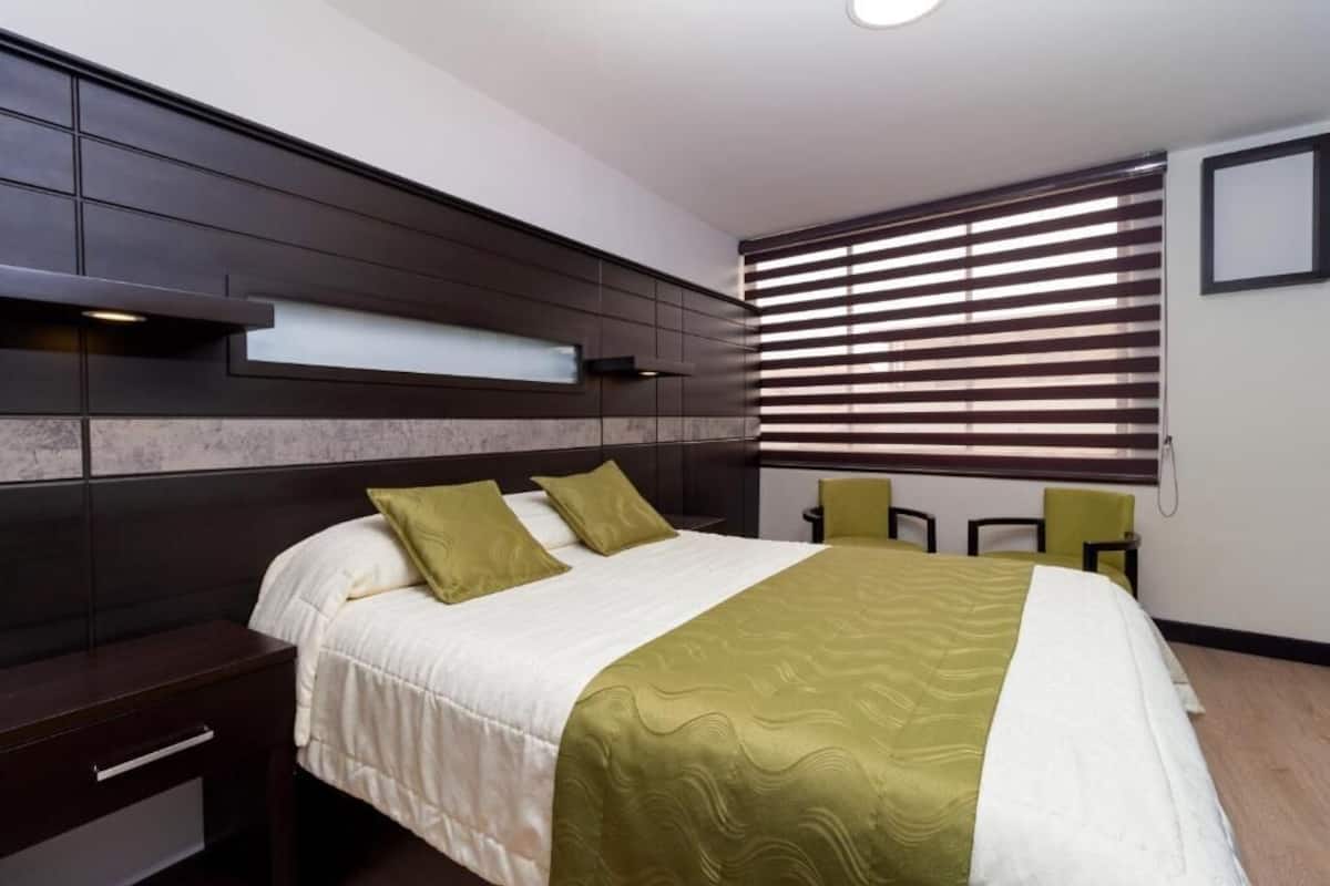 Habitación Confort doble | Espacio para trabajar con un portátil y tabla de planchar con plancha