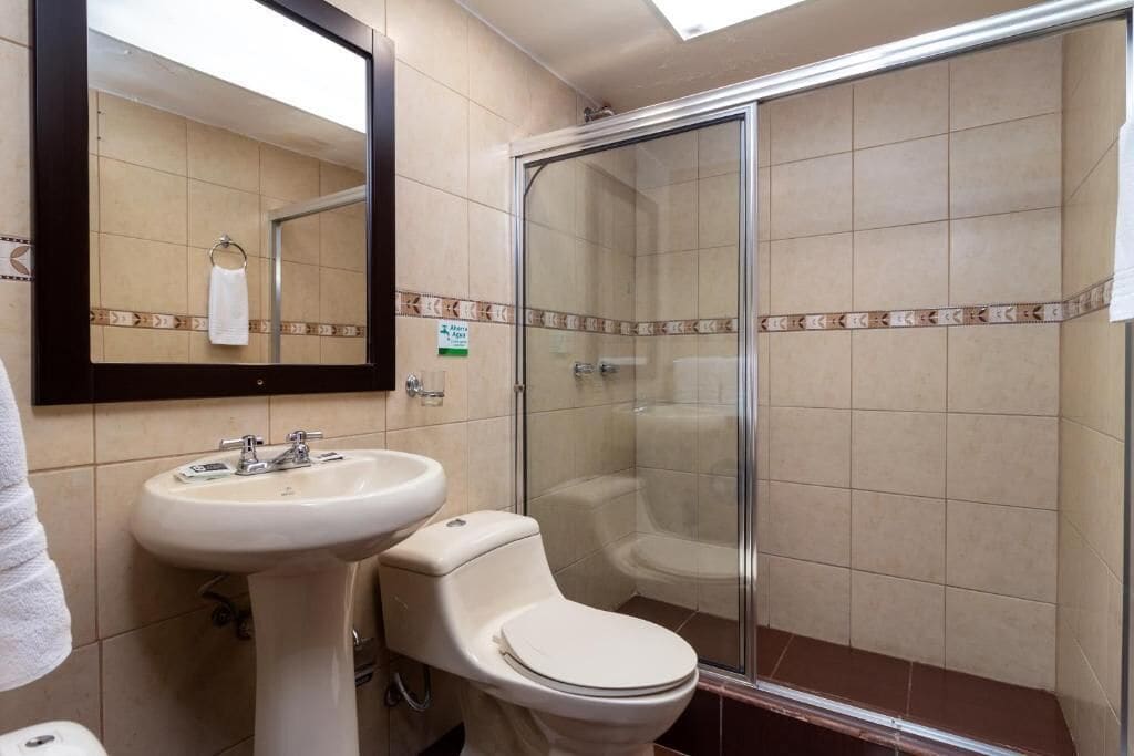 Camera familiare, vista città | Bagno | Doccia, set di cortesia gratuito, asciugacapelli, sapone