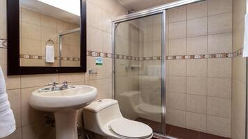 Camera familiare, vista città | Bagno | Doccia, set di cortesia gratuito, asciugacapelli, sapone