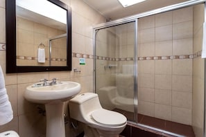 Habitación familiar, vistas a la ciudad | Baño