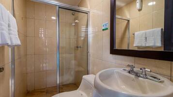 Driepersoonskamer, uitzicht op de stad | Badkamer | Een douche, gratis toiletartikelen, een haardroger, zeep