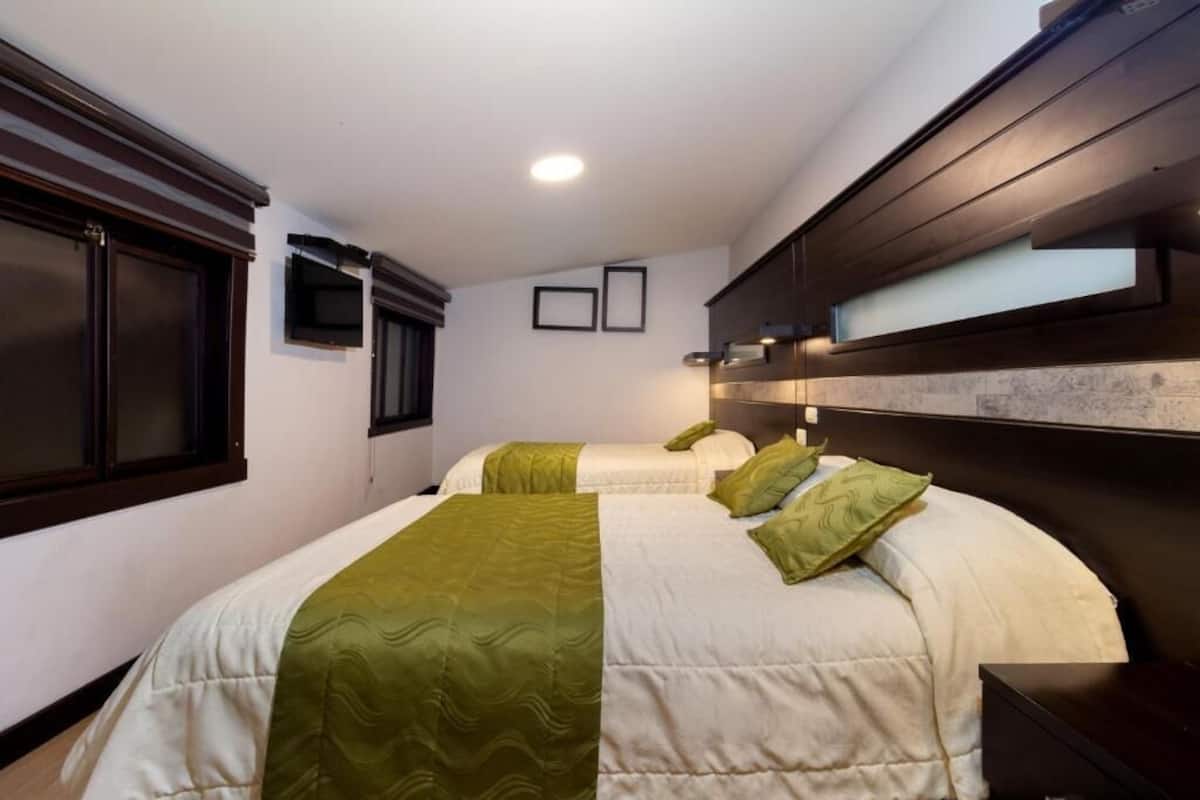 Espacio para trabajar con un portátil y tabla de planchar con plancha