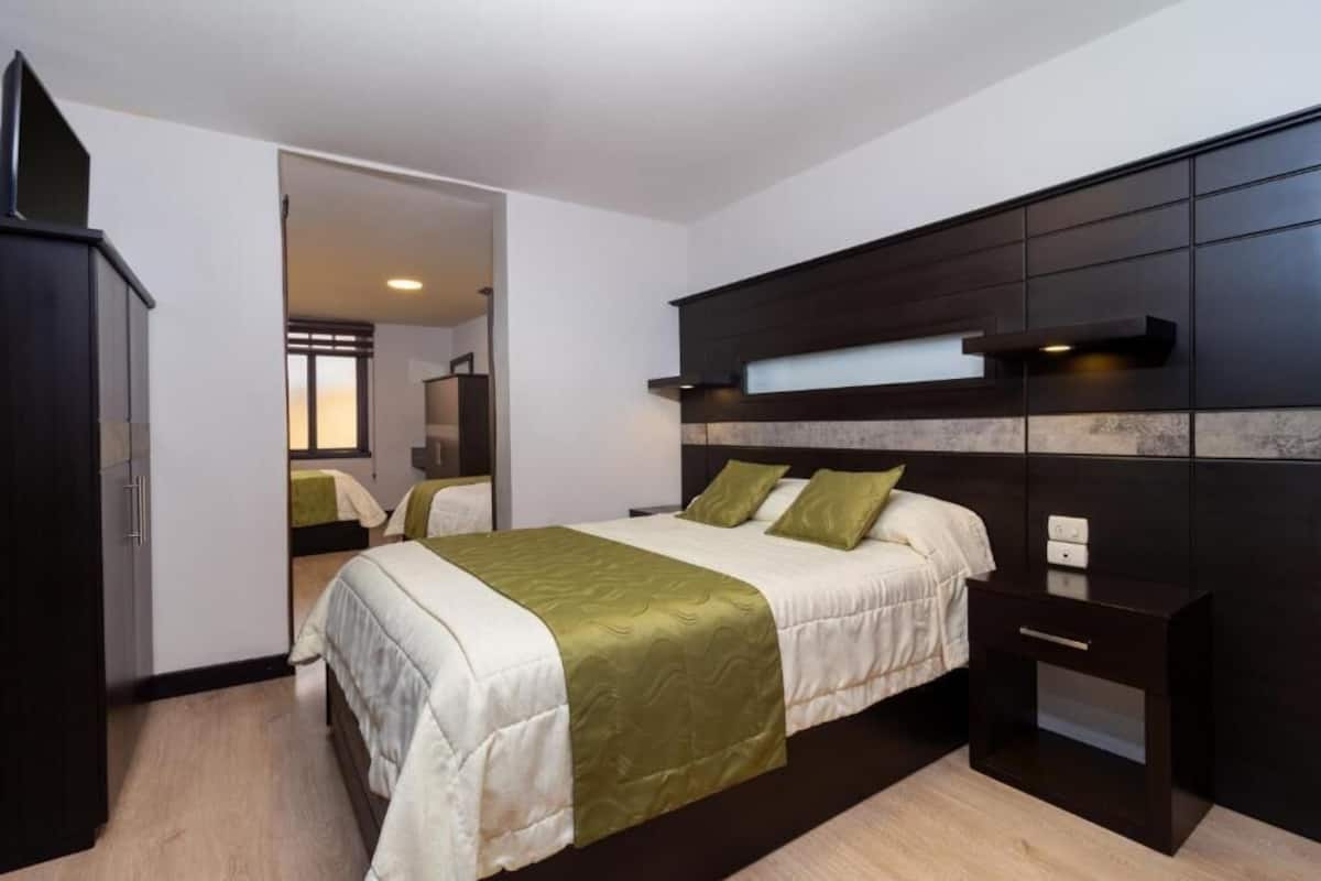 Habitación triple, vistas a la ciudad | Espacio para trabajar con un portátil y tabla de planchar con plancha