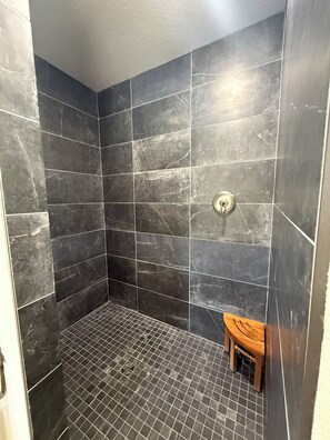 Douche, séchoir à cheveux, serviettes fournies, savon