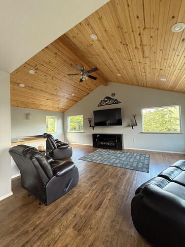 Scenic Eyak Lake View Home w/ Private Hot Tub