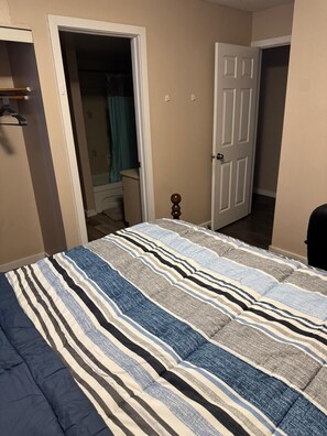 Room - 2 bedroom apartment in a prime location (Edmonton)