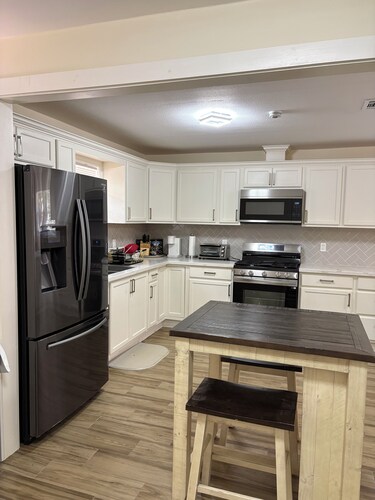 Tremendous 5-bedroom house in Groves perfect for group stays