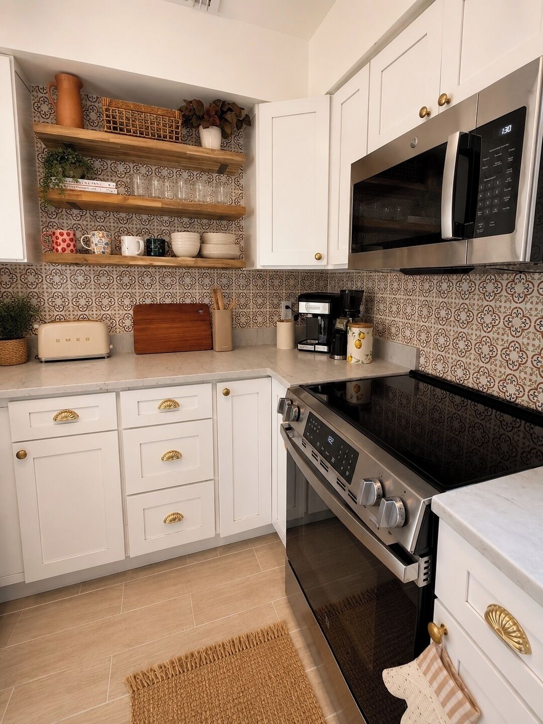 Cafeteira/chaleira, geladeira, micro-ondas, cooktop