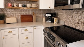 Cafeteira/chaleira, geladeira, micro-ondas, cooktop