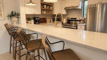 Cafeteira/chaleira, geladeira, micro-ondas, cooktop