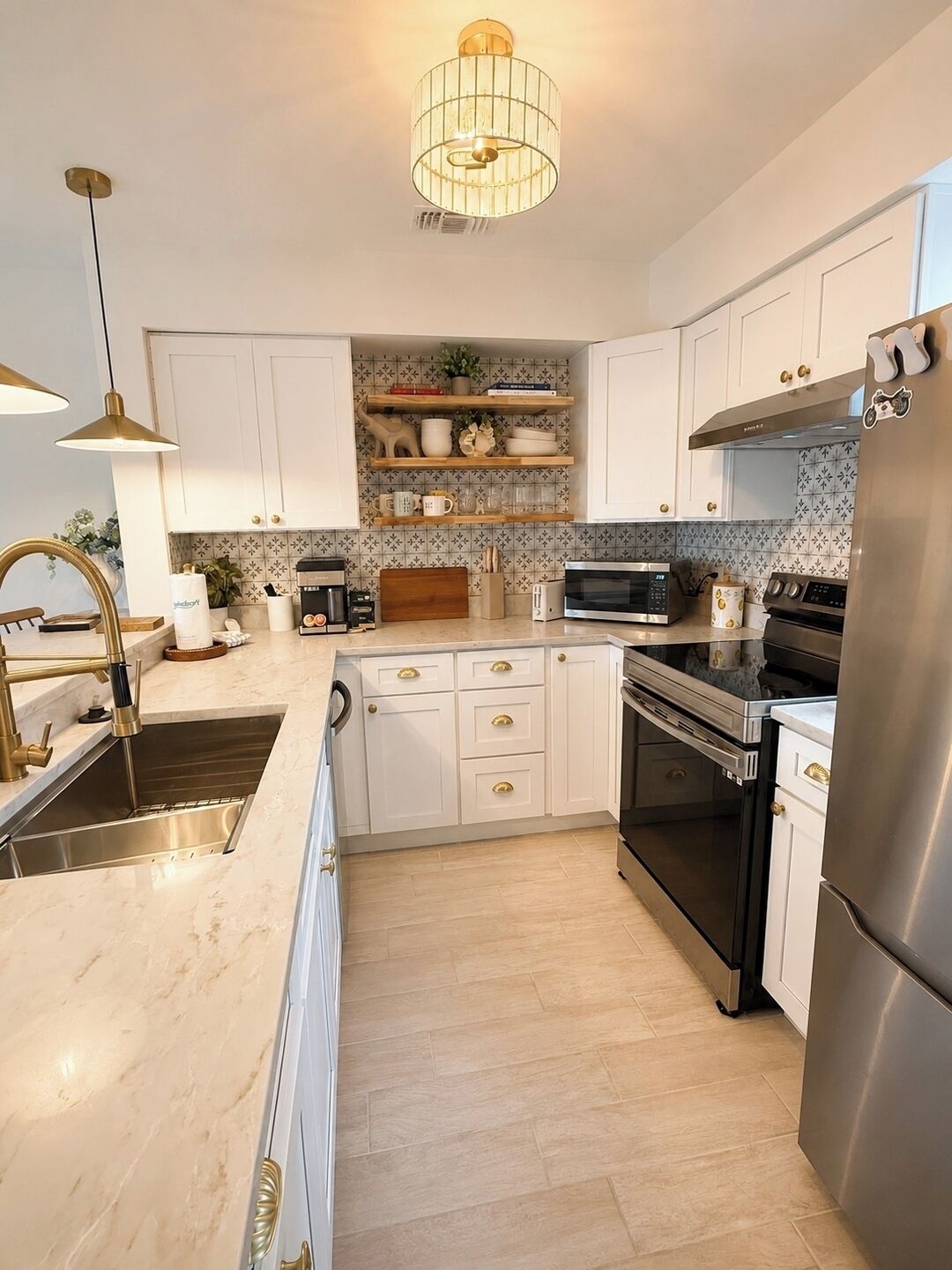 Coffee/tea maker, fridge, microwave, stovetop