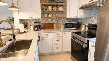 Coffee/tea maker, fridge, microwave, stovetop