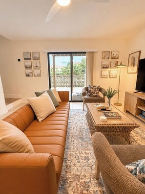 TV - Sunset Social Townhouse - 3 Min Walk to White Sand (Fort Walton Beach)