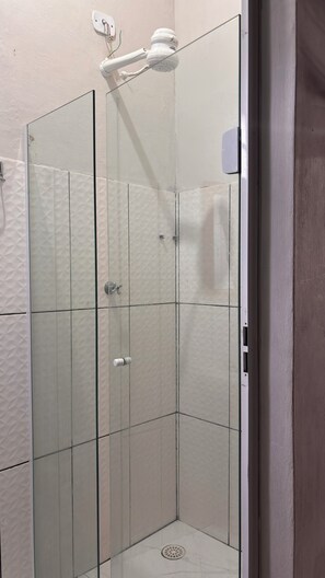 Shower, towels, soap, toilet paper - Vrbo Property (Paraty)