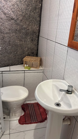 Shower, towels, soap, toilet paper - Stone Retreat Paraty (Paraty)