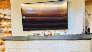 Een open haard met een flatscreen televisie erboven.