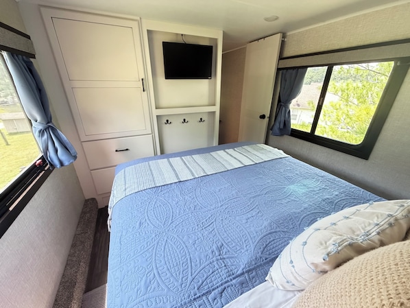 A bedroom with a bed, a television, a wardrobe, and a window with curtains. - Cozy Lake Escape-Come Relax! Close to Cave Run Lake, RRG, MSU and I64 (Morehead)