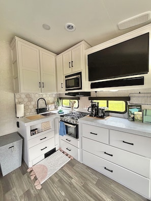 Coffee/tea maker, fridge, microwave, oven