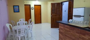 Dining - Casa de praia com 2 quartos toda mobiliada para finais de semana. (Camocim)