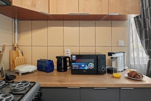 Cafeteira/chaleira, micro-ondas, fogão, cooktop
