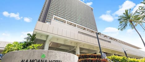 ALA MOANA HOTEL by Mantra, com uma estrutura moderna em arranha-céu, entrada destacada e área ajardinada com plantas tropicais.