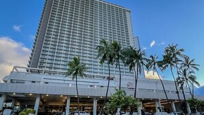 A tall hotel with a modern design, featuring a large number of balconies and a covered parking area. - Beautiful Studio at Ala Moana 1330 HONOLULU (Honolulu)