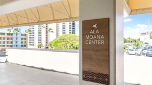 A sign for the Ala Moana Center with a view of high-rise buildings and parked cars. - Beautiful Studio at Ala Moana 1330 HONOLULU (Honolulu)
