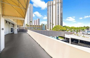 A modern building with a covered walkway and parking area. - Stunning Ala Moana 1BR W| Balcony & Mountain/City Views (Honolulu)