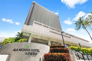Un hôtel moderne, avec une entrée imposante et une enseigne indiquant qu’il s’agit de l’hôtel Ala Moana, de la chaîne Marriott.