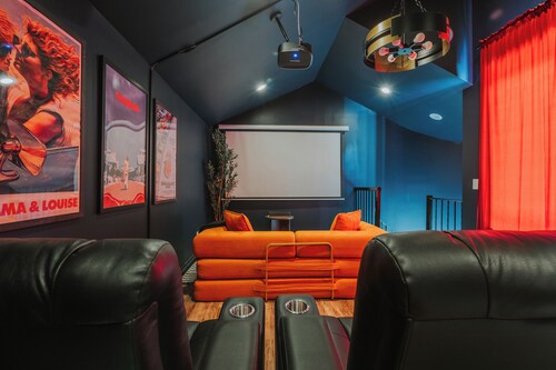 Lakefront Estate: Pool, HotTub, Cozy fire-pit, Sauna, Game Room, & Movie theater