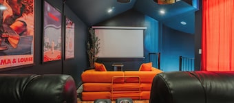 Lakefront Estate: Pool, HotTub, Cozy fire-pit, Sauna, Game Room, & Movie theater