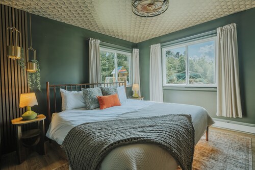 Newly renovated luxury villa - hot tub, sauna, game room, and a home theater.