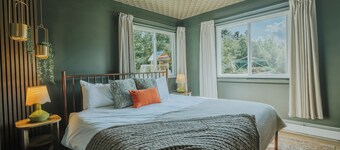 Newly renovated luxury villa - hot tub, sauna, game room, and a home theater.