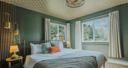 Newly renovated luxury villa - hot tub, sauna, game room, and a home theater.