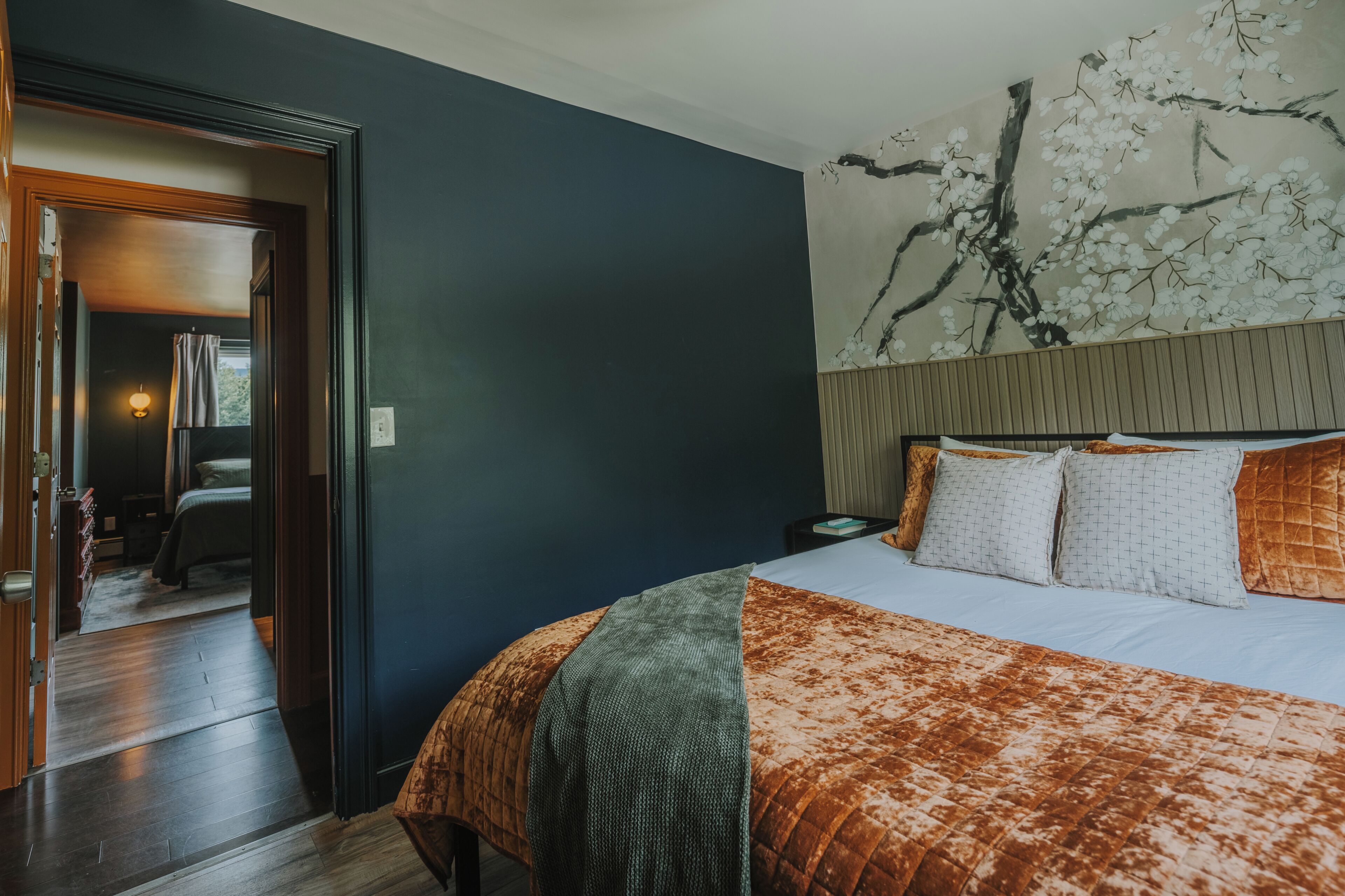 8 habitaciones, tabla de planchar con plancha y cuna de viaje 